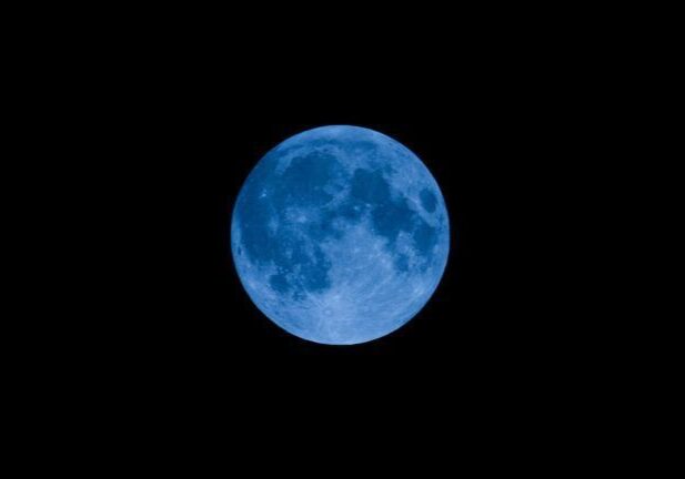 Bulan Biru