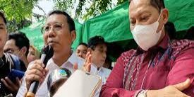 Kepala Bapanas Arief Prasetyo Adi dan Direktur Utama Perum Bulog Budi Waseso saat ditemui di Pasar Kramat Jati, Jakarta Timur, Jumat (17/3/2023)

