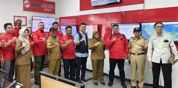 Bupati Siak Afni Z dan jajaran memantau situasi Karhutla dari fire situation room PT Arara Abadi -APP Group 
