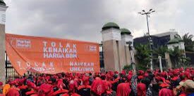 ilustrasi buruh demo di depan gedung DPR