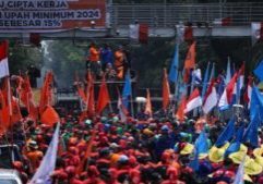 Foto: Konfederasi Serikat Pekerja Indonesia (KSPI)  dan Partai Buruh menggelar aksi demo di Patung Kuda Arjuna Wijaya, Jakarta Pusat, Senin (2/10/2023).