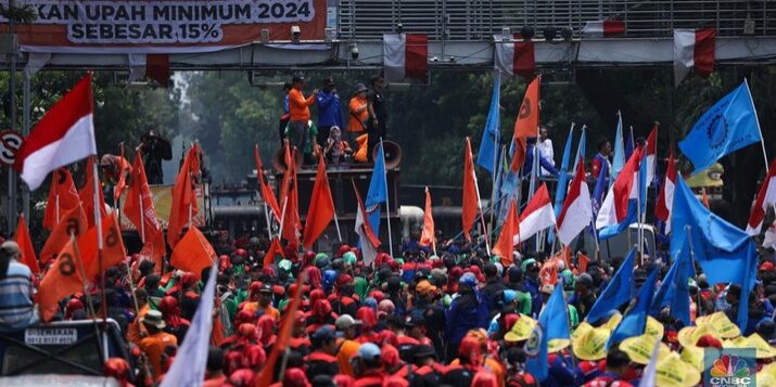 Foto: Konfederasi Serikat Pekerja Indonesia (KSPI)  dan Partai Buruh menggelar aksi demo di Patung Kuda Arjuna Wijaya, Jakarta Pusat, Senin (2/10/2023).