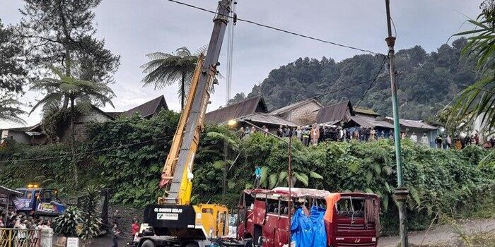 Proses evakuasi bus Duta Wisata dari jurang sungai di kawasan wisata Guci, Tegal, Senin (8/5/2023) sore.

