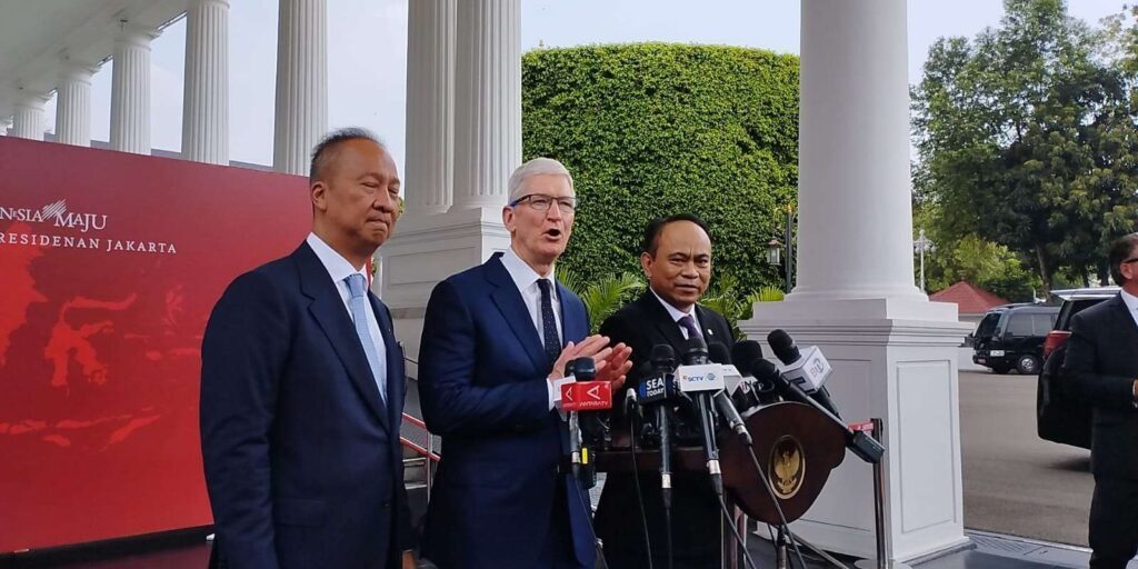 CEO Apple Tim Cook (tengah) didampingi Menkominfo Budi Arie Setiadi (kanan) dan Menteri Perindustrian Agus Gumiwang Kartasasmita memberikan keterangan pers usai bertemu dengan Presiden Joko Widodo di Kompleks Istana Kepresidenan, Jakarta, Rabu (17/4/2024).