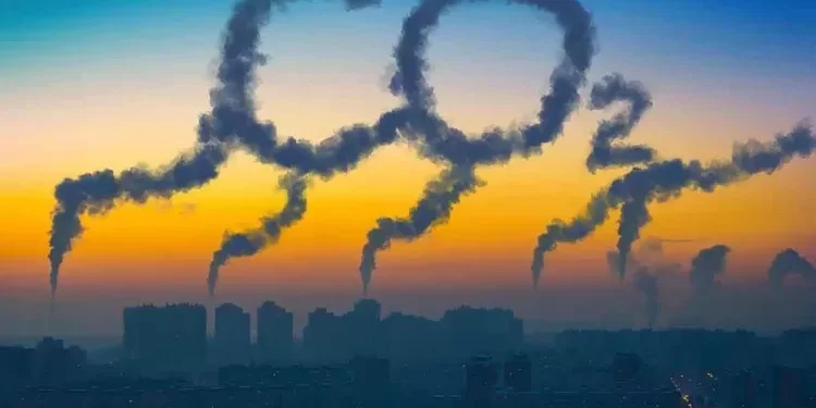 Ilustrasi Kegiatan industri menyisakan emisi karbon.