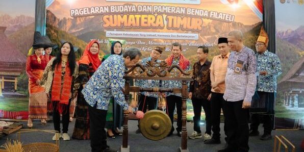 Pembukaan pagelaran budaya dan benda-benda filateli Sumatera Timur dengan pemukulan gong oleh Tenaga Ahli Kementerian Kebudayaan Indonesia, Drs. Mahpudi Sukirman, MT


