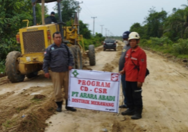 CSR) dengan melakukan perawatan dan perbaikan jalan lintas Bono, Kabupaten Pelalawan, Riau 