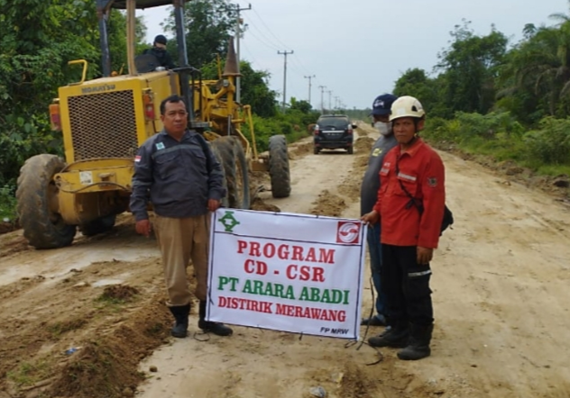 CSR) dengan melakukan perawatan dan perbaikan jalan lintas Bono, Kabupaten Pelalawan, Riau 