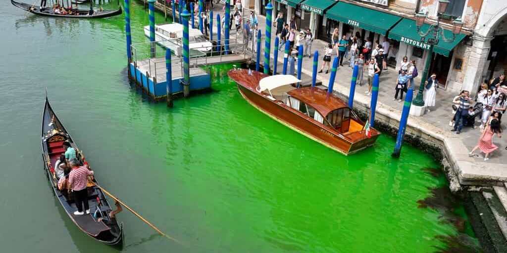 Cairan Hijau di Grand Canal - Venesia