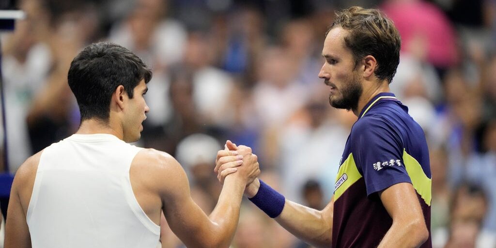 Carlos Alcaraz dengan Daniil Medvedev