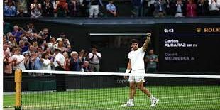 Carlos Alcaraz kalahkan Daniil Medvedev di semifinal