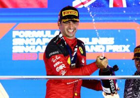 Carlos Sainz - Ferrari juara Grand Prix Singapura
