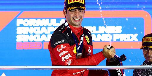 Carlos Sainz - Ferrari juara Grand Prix Singapura