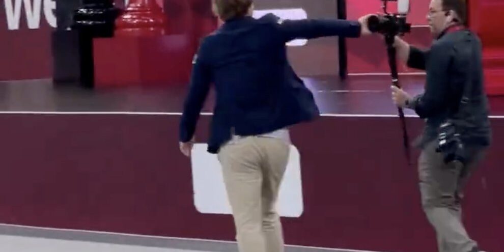 Carlsen Kesal Menepis Kamera