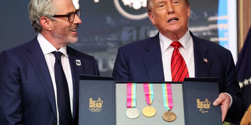 Casey Wasserman bersama Presiden Trump