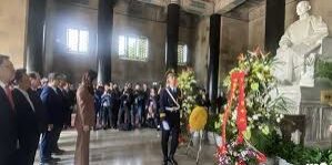 Cheng Li-Wun meletakkan karangan bunga di Mausoleum Sun Yat Sen