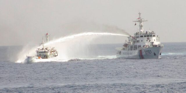 China blokir dan gunakan meriam air