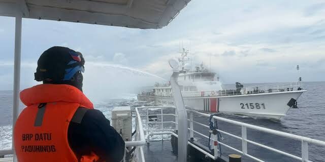 China menembakkan meriam air ke kapal Filipina