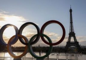 Cincin Olimpiade danMenara Eiffel
