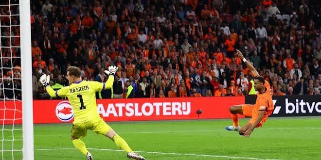 Cody Gakpo mencetak gol penyeimbang lewat tendangan voli 