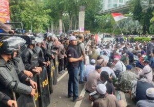 Pihak kepolisan membarikade pergerakan massa pendemo konser Coldplay di Senayan, Jakarta, Rabu (15/11/2023) 