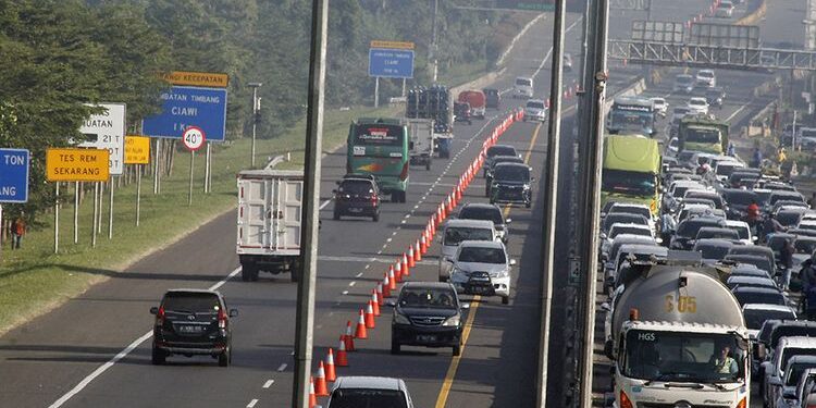PT Jasa Marga (Persero) mengumumkan telah memberlakukan contraflow mulai dari KM 17+200 sampai dengan KM 8+800 Ruas Tol Jagorawi arah Jakarta. 