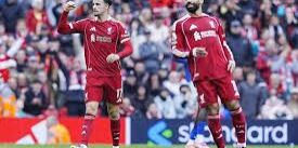 Curtis Jones dengan Mohamed Salah