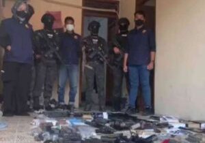 Tim Densus 88 Antiteror Polri menangkap terduga tindak pidana terorisme DE di Bekasi, Jawa Barat