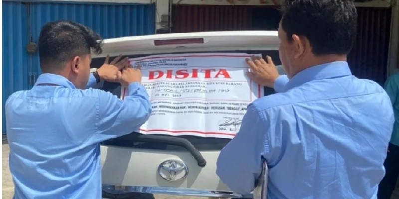 Petugas Ditjen Pajak (DJP) Riau melakukan penyitaan aset atau Sita Serentak di 8 KPP.