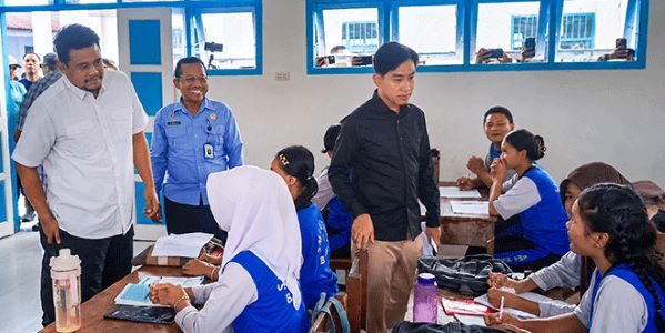 Gibran mengunjungi SMAN 1 Barus di Kabupaten Tapanuli Tengah Sumatera Utara (Foto: Kominfo Sumut)