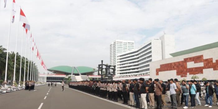 UNJUK RASA DPR - Polisi menyiagakan ribuan personel untuk mengawal aksi unjuk rasa Gerakan Mahasiswa Bersama Rakyat (GEMARAK) bersama beberapa elemen aliansi masyarakat di depan Gedung DPR/MPR RI, Tanah Abang, Jakarta Pusat, Kamis (21/8/2025). 


