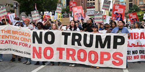 Demonstran Anti-Trump turun ke jalan di Chicago