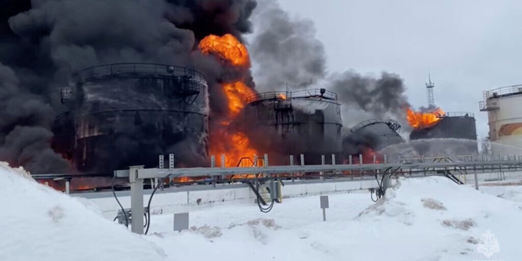 Depot Minyak Rusia diserang Ukraina