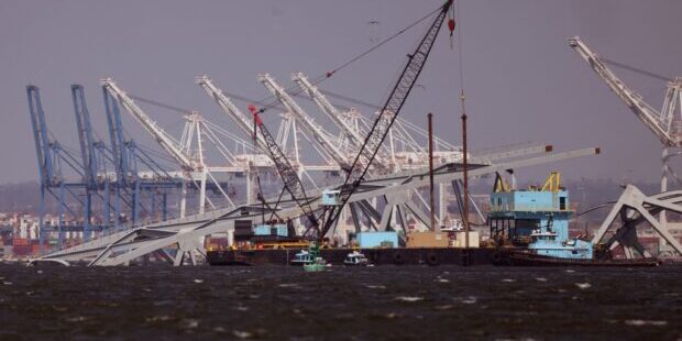 Derek untuk bersihkan puing Jembatan Baltimore