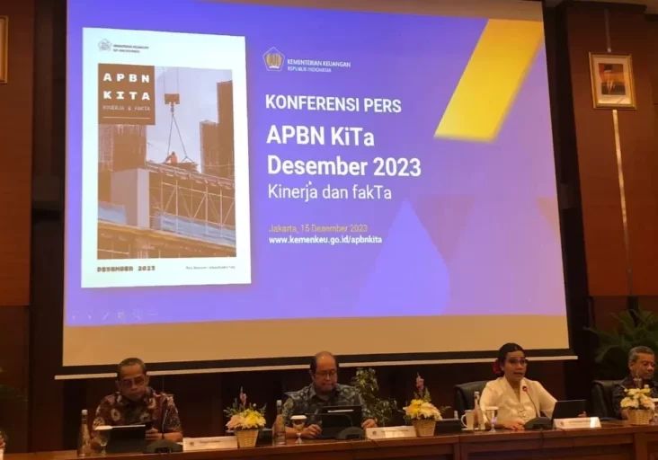 Menteri Keuangan Sri Mulyani dan pejabat eselon I Kemenkeu memaparkan kinerja APBN Kita edisi Desember 2023.

