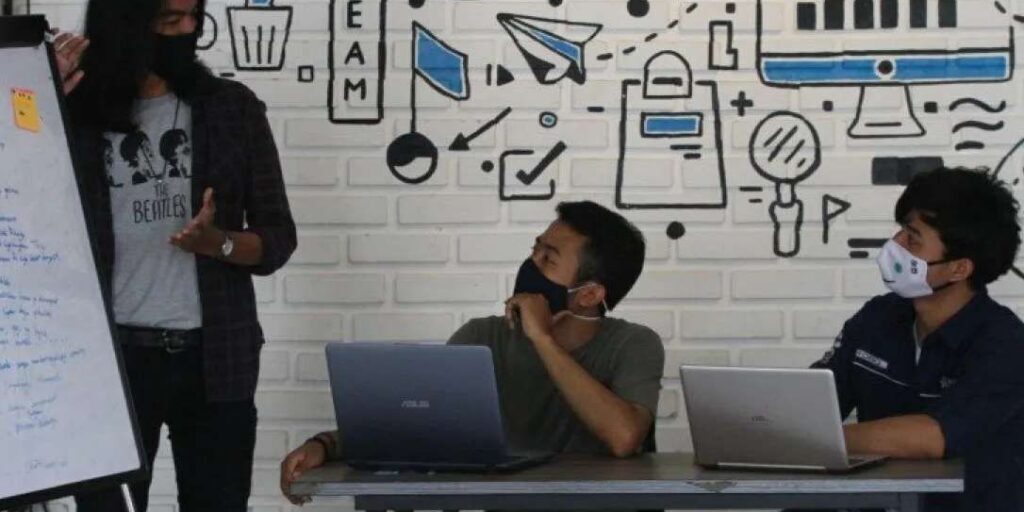 Sejumlah pengelola perusahaan rintisan digital atau startup mengoperasikan program pelayanan di sebuah kantor bersama berbasis jaringan internet (Coworking space) 
