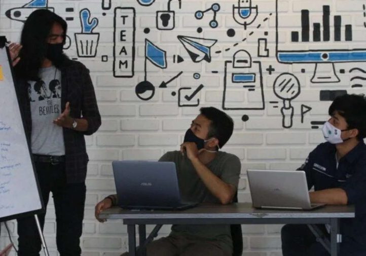 Sejumlah pengelola perusahaan rintisan digital atau startup mengoperasikan program pelayanan di sebuah kantor bersama berbasis jaringan internet (Coworking space) 