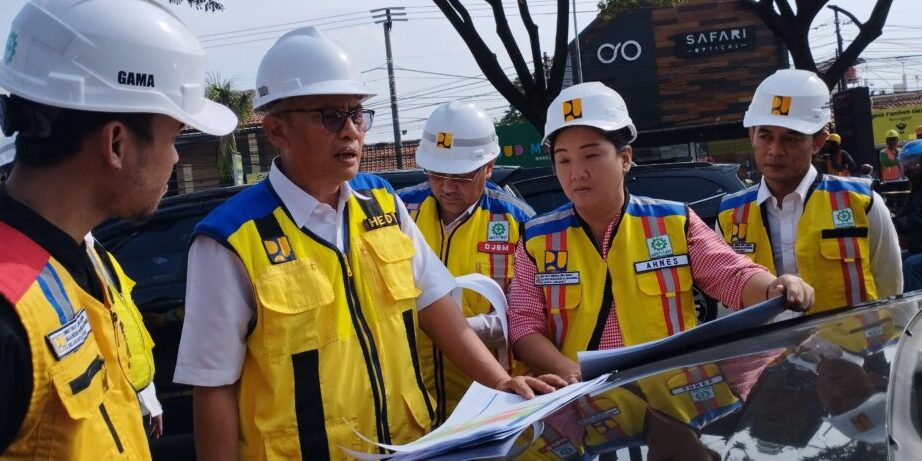 Dirjen Binamarga PUPR,Hedy Rahadian (dua dari.kiri) saat kunjungan kerja di Jawabarat. Ia memastikan jalan tol terpanjang di Indonesia, Tol Gedebage-Tasikmalaya-Cilacap (Getaci) akan segera terealisasi. 