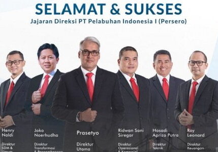 Dirut baru PT Pelindo I Prasetyo (ketiga dari kiri) bersama Jajaran direksi lainnya