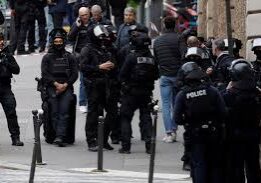 Ditangkap pria yang ancam ledakkan diri di Paris