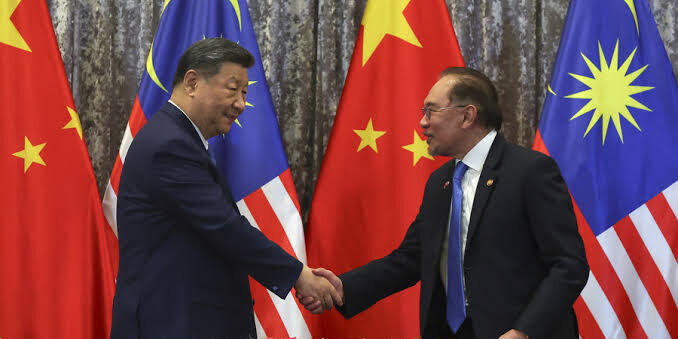 Dok. Presiden Xi Jinping bersalaman dengan PM Anwar Ibrahim