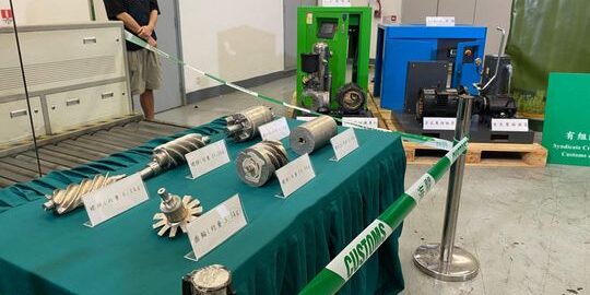 Emas dilebur dalam bentuk komponen spare-parts