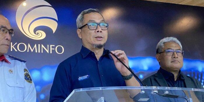 Endrapta Pramudhiaz Direktur Jenderal Informasi dan Komunikasi Publik Kementerian Kominfo Usman Kansong dalam konferensi pers di kantornya, Rabu (26/6/2024). Pemerintah menegaskan tak akan membayar tuntutan peretas Pusat Data Nasional Sementara (PDNS) sebesar Rp131 miliar untuk tebus data yang dibobol. 

