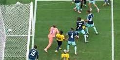 Kemelut di depan gawang dalam laga  Equador vs Jerman