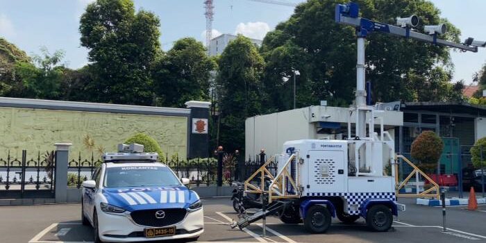 Mobil patroli Mazda milik Korlantas Polri yang dilengkapi 8 kamera pengintai di atapnya dan satu unit perangkat Portable ETLE tampak terparkir di halaman Korlantas Polri, Jalan MT Haryono, Jakarta, Kamis (9/10/2025). 


i