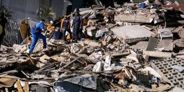 Evakuasi Jenazah Gempa Venezuela