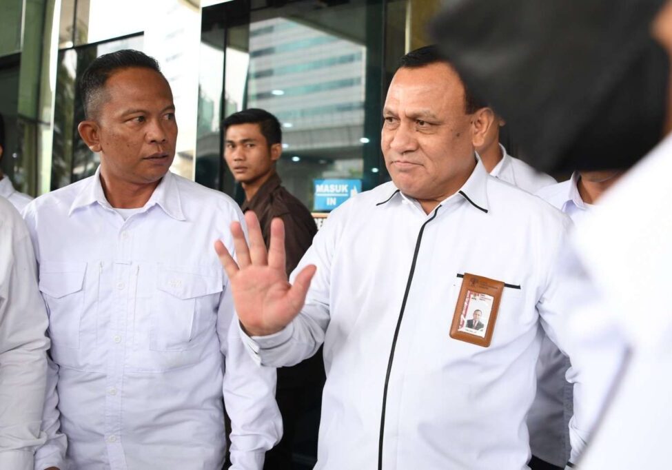 Ketua Komisi Pemberantasan Korupsi (KPK) Firli Bahuri (kanan) berjalan menuju mobilnya usai memenuhi panggilan Dewan Pengawas (Dewas) KPK di Gedung Pusat Edukasi Antikorupsi KPK (ACLC), Jakarta, Senin (20/11/2023). 