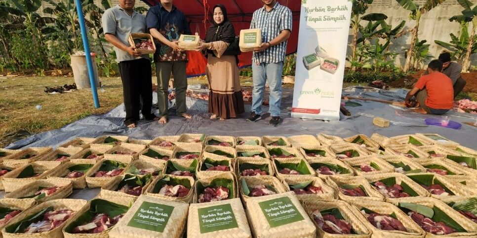 Besek bamboo berisi daging kurban