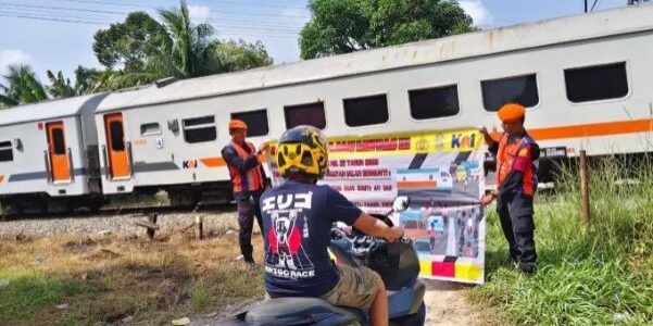 Masyarakat pengguna kendaraan untuk tidak melintas di perlintasan sebidang. (Foto: Humas KAI Divre I Sumut