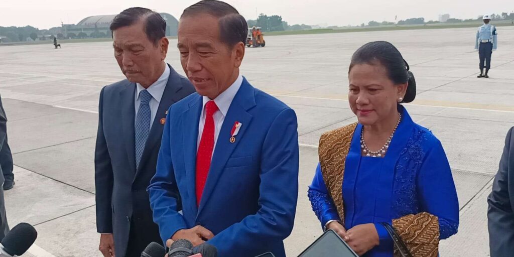 Presiden Joko Widodo dan Ibu Negara Iriana saat memberikan keterangan pers di Lanud Hal Perdanakusuma sebelum bertolak ke Jepang menghadiri KTT G7, Jumat (19/5/2023). 